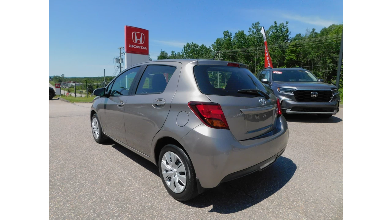 2015 Toyota Yaris LE/SE Image principale
