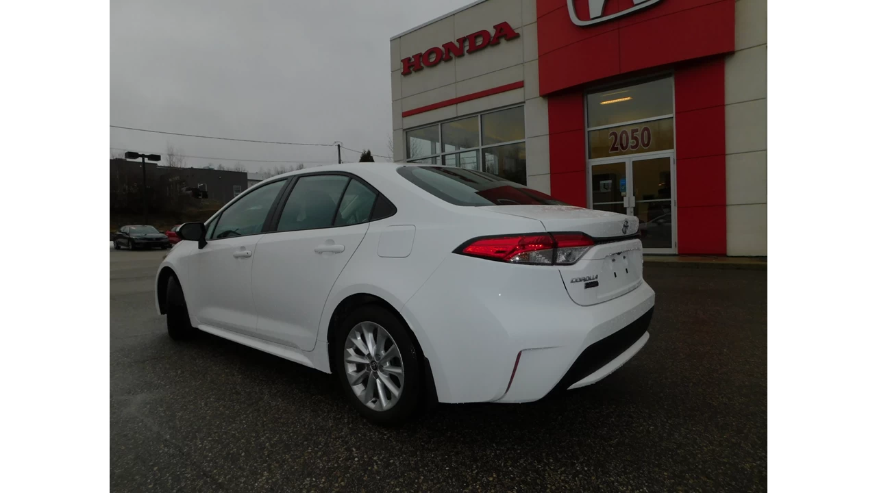 2021 Toyota Corolla LE Main Image