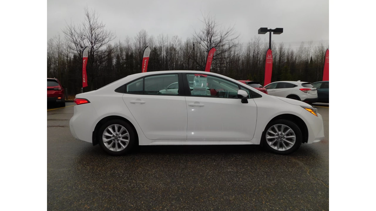 2021 Toyota Corolla LE Main Image