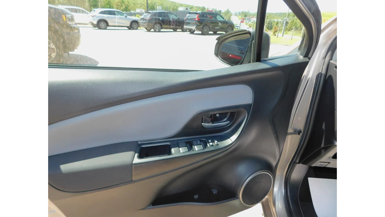 2015 Toyota Yaris LE/SE Image principale